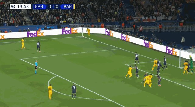 1712785125084000173.gif 门德斯门线解围.gif